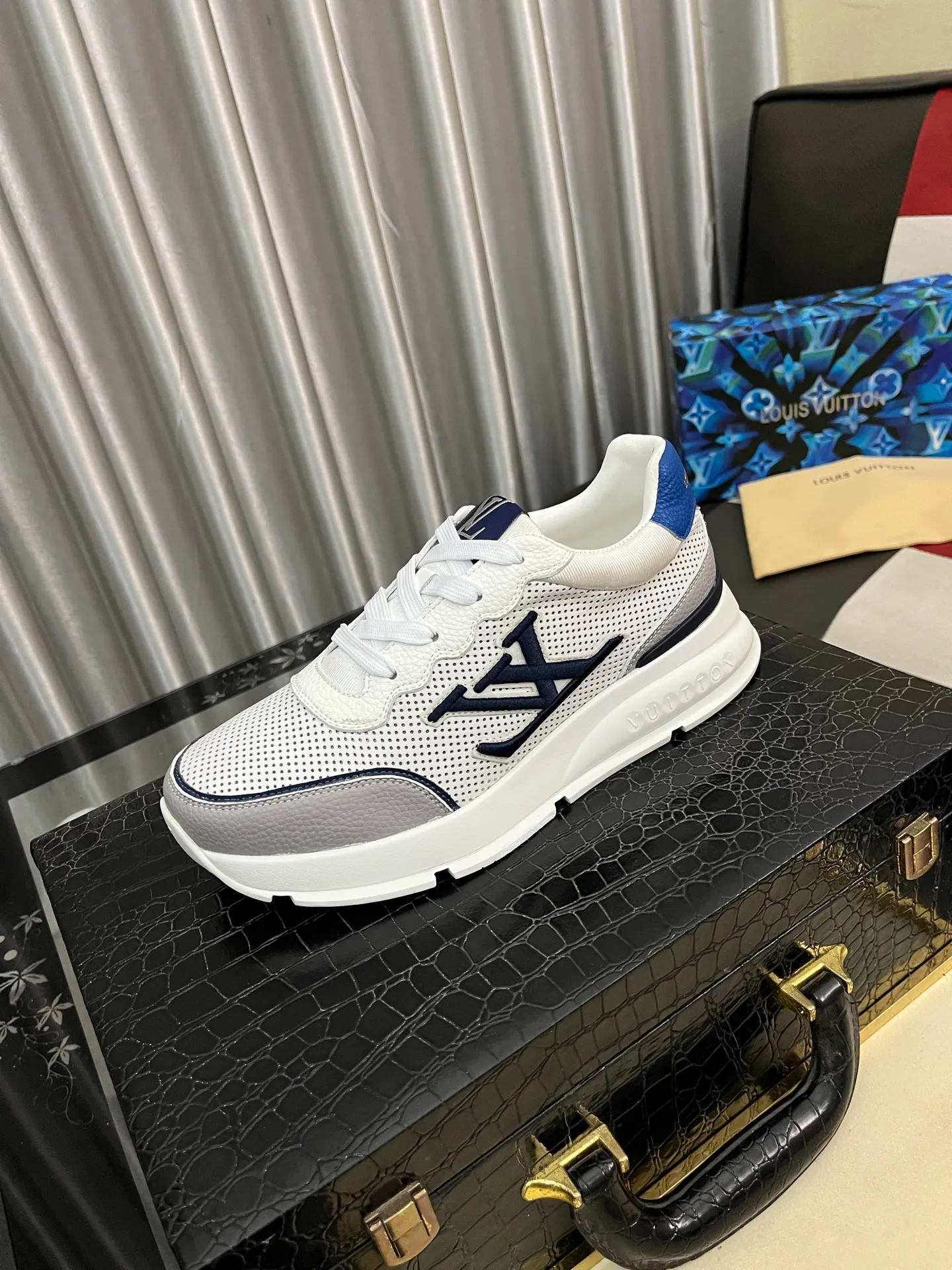 Men's shoes 💰440⌚️⌚️【LOUlS VUlTTON】Louis Vuitton ~ unique and casual style. LV counter purchasing 🏃casual shoes😍😍 are on sale at the men's counter at the same time. Italian imported brands select top-layer Italian cowhide. 🐑Sheepskin lining (refuses to discolor and rub feet) Sole: Original sole specially provided by the original factory 🎬Better in kind Code number: 38-446⃣️Color selection
